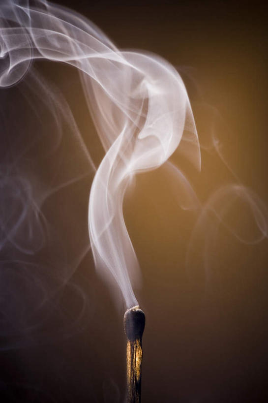 无人,竖图,室内,特写,白天,正面,静物,棕色背景,火柴,烟雾,一个,摄影,影棚,单个,熄灭,洋火,火柴梗,取火工具,彩图,影棚拍摄,拍摄