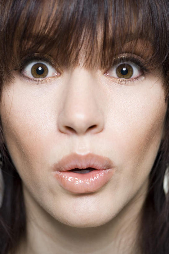 西方人,脸,头,脸颊,一个人,竖图,室内,特写,白天,正面,欧洲,欧洲人,仅一个年轻女性,仅一个女性,仅一个人,惊讶,注视,观察,看,张嘴,观看,惊奇,察看,关注,张大嘴巴,年轻女性,女人,女性,白种人,头部,脸部,脸蛋,面部,张开嘴,半身,彩图