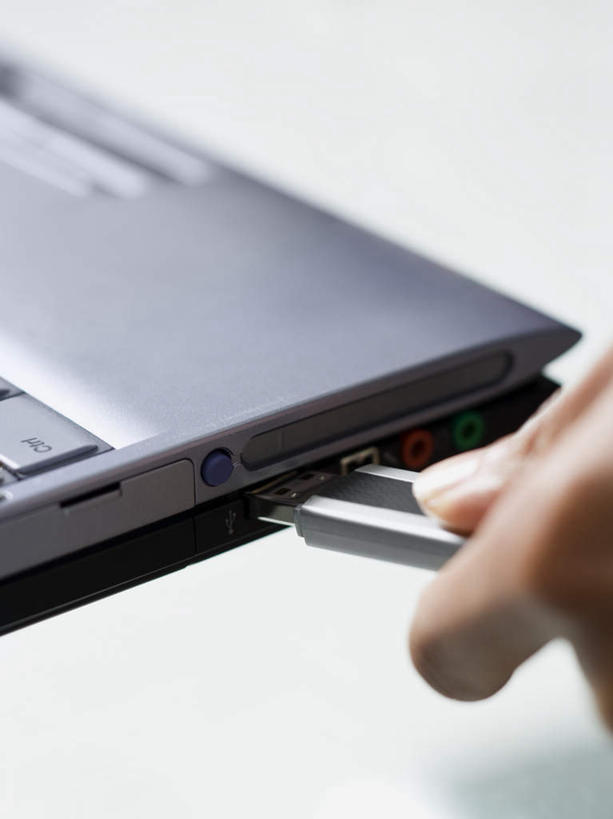 西方人,手,一个人,竖图,俯视,室内,特写,白天,电脑,笔记本电脑,数据,欧洲,欧洲人,仅一个年轻女性,仅一个女性,仅一个人,握,阴影,朦胧,模糊,反射,网络,信息,影子,存储介质,通讯设备,手部,握着,单手,一台,存储,无线,通信设备,无线网络,无线上网,便携式电脑,u盘,优盘,USB闪存盘,闪存盘,闪存,可移动存储设备,移动存储,手提电脑,年轻女性,女人,女性,白种人,半身,彩图,高角度拍摄