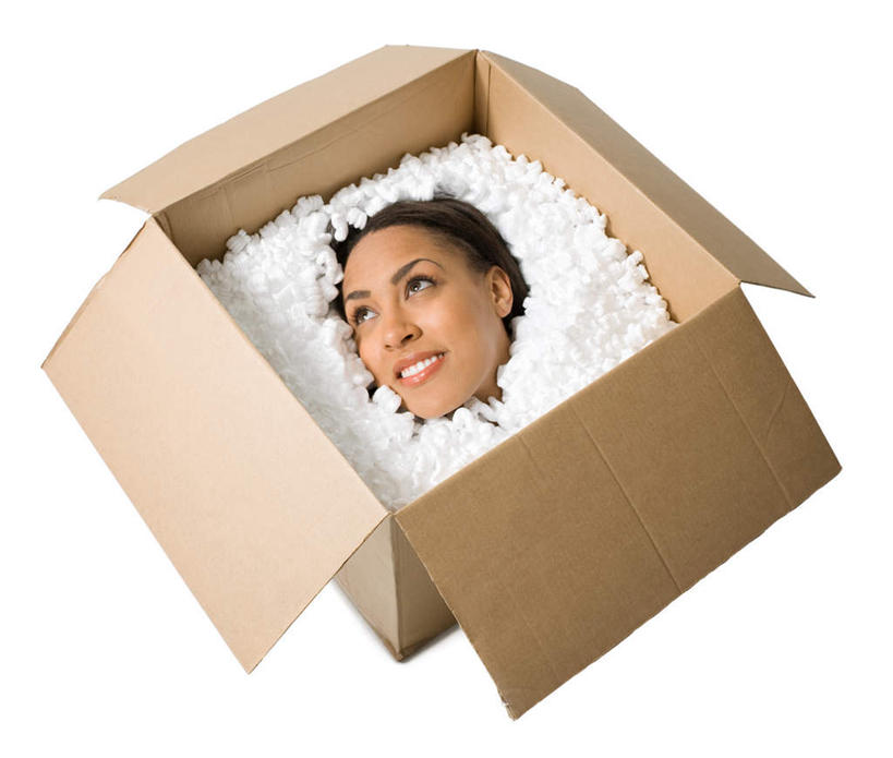 西方人,脸,头,脸颊,一个人,笑,微笑,露齿笑,横图,俯视,室内,白天,白色背景,欧洲,欧洲人,仅一个年轻女性,仅一个女性,仅一个人,一堆,许多,堆叠,堆积,泡沫,纸盒,注视,盒子,包装盒,观察,看,摄影,影棚,观看,堆,幽默,察看,关注,诙谐,风趣,年轻女性,女人,女性,白种人,头部,脸部,脸蛋,面部,半身,彩图,高角度拍摄,影棚拍摄,拍摄