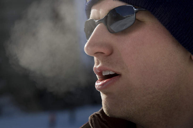 西方人,脸,头,脸颊,一个人,横图,室外,特写,白天,正面,雪,雾,大雪,欧洲,欧洲人,仅一个男性,仅一个人,一副,阴影,沸腾,服装,朦胧,模糊,光线,蒸汽,墨镜,眼镜,影子,积雪,雪景,冬季,冬天,水蒸气,注视,休闲装,肩膀,仅一个年轻男性,衣服,阳光,太阳镜,太阳眼镜,观察,看,休闲,休闲服,遮阳镜,寒冷,服饰,观看,察看,关注,蒸发,严寒,男人,男性,年轻男性,白种人,头部,脸部,脸蛋,面部,半身,彩图