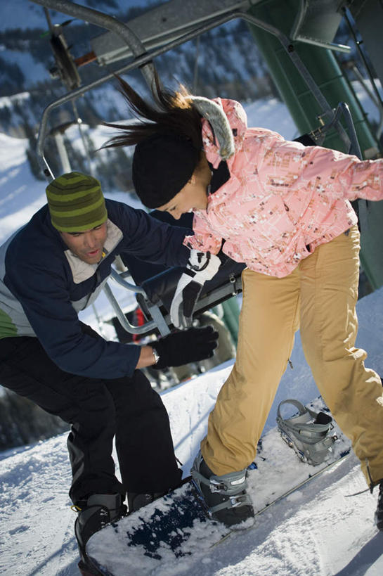 西方人,两个人,站,竖图,室外,白天,正面,爱情,旅游,度假,美景,山,雪,雪山,大雪,帽子,欧洲,欧洲人,阴影,服装,光线,影子,冰,积雪,景观,山峰,雪景,冬季,冬天,山峦,浪漫,注视,娱乐,缆车,衣服,阳光,自然,交通工具,低头,观察,看,站着,享受,休闲,温暖,温馨,景色,恩爱,放松,寒冷,恋人,服饰,观看,羽绒服,和睦,察看,冰冷,关注,自然风光,索道,雪鞋,棉帽,严寒,冰凉,酷寒,凛冽,凛凛,极冷,缆索铁路,冬装,男人,男性,年轻女性,女人,女性,中年男性,白种人,情侣,站立,半身,彩图,伴侣,融洽
