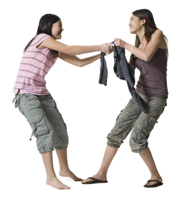 东方人,两个人,伙伴,朋友,站,笑,微笑,露齿笑,竖图,室内,白天,白色背景,侧面,凉鞋,友谊,鞋子,亚洲,握,服装,注视,休闲装,黄种人,衣服,观察,看,站着,休闲,面对面,休闲服,抢夺,握着,摄影,服饰,影棚,观看,察看,关注,友情,年轻女性,女人,女性,亚洲人,站立,彩图,全身,影棚拍摄,夹趾拖鞋,人字拖,人字拖鞋,拍摄