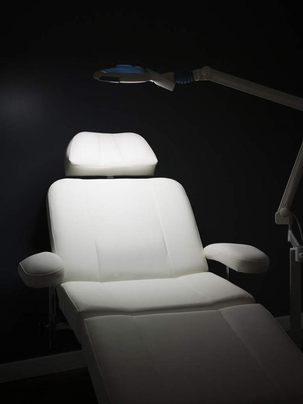 无人,医院,竖图,室内,白天,正面,机器,台灯,静物,照明,阴影,光线,医学,影子,灯光,设备,灯,灯具,照亮,医疗,医疗设备,照明设备,医疗器械,医疗工具,医疗机构,检测工具,彩图,病院,诊所,牙科椅,牙科治疗椅,牙椅