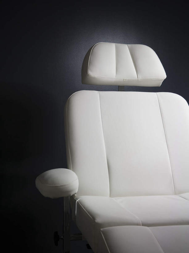 无人,医院,竖图,室内,白天,正面,机器,静物,阴影,黑色背景,光线,医学,影子,灯光,设备,医疗,医疗设备,医疗器械,医疗工具,医疗机构,检测工具,彩图,病院,诊所,牙科椅,牙科治疗椅,牙椅