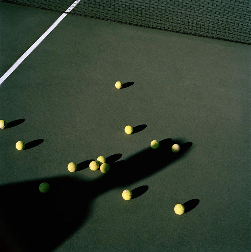 无人,体育馆,运动场,竖图,俯视,室外,白天,网球,静物,许多,阴影,光线,影子,球网,网球装备,很多,运动器械,体育场,排列,黄色,阳光,健身器械,健身器材,运动馆,摆列,网球球网,网球运动,彩图,高角度拍摄,布列,分列,运动器材