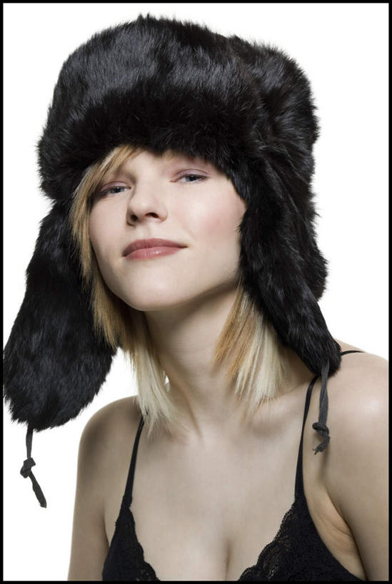 西方人,脸,头,脸颊,一个人,笑,微笑,竖图,室内,特写,白天,白色背景,正面,帽子,吊带,欧洲,欧洲人,仅一个年轻女性,仅一个女性,仅一个人,服装,装饰,注视,吊带衫,肩膀,衣服,黑色,观察,看,温暖,摄影,服饰,影棚,观看,保暖,点缀,察看,衣着,御寒,穿着,关注,衬托,美观,一顶,棉帽,衣饰,雷锋帽,年轻女性,女人,女性,白种人,头部,脸部,脸蛋,面部,半身,彩图,影棚拍摄,拍摄