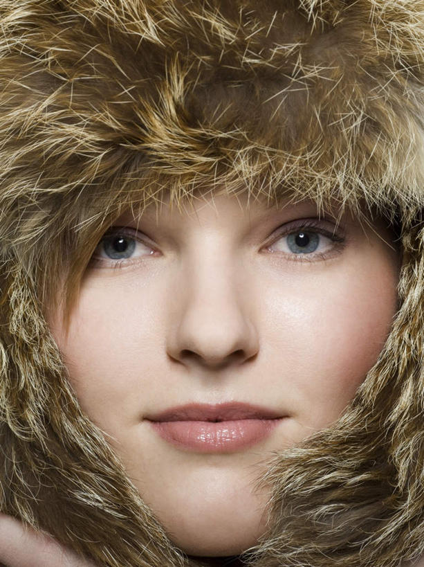 西方人,脸,头,脸颊,一个人,笑,微笑,竖图,室内,特写,白天,正面,帽子,欧洲,欧洲人,仅一个年轻女性,仅一个女性,仅一个人,装饰,注视,观察,看,温暖,观看,保暖,点缀,察看,御寒,关注,衬托,美观,一顶,棉帽,雷锋帽,年轻女性,女人,女性,白种人,头部,脸部,脸蛋,面部,半身,彩图