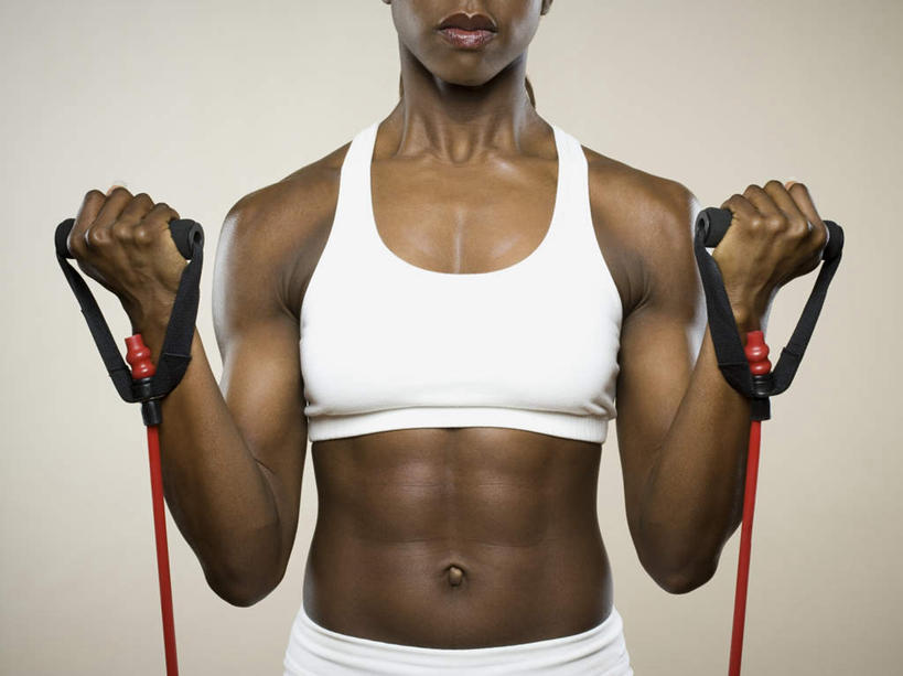 西方人,手,拳,肌肉,健壮,一个人,横图,室内,特写,白天,正面,锻炼,运动,欧洲,非洲,黑人,欧洲人,双手,仅一个年轻女性,仅一个女性,仅一个人,握,灰色背景,服装,背心,拿,拿着,运动器械,衣服,白色,握拳,健康,手部,健身器械,活力,力量,握着,摄影,服饰,影棚,青春,强壮,衣着,穿着,健身器材,拉力器,衣饰,露脐装,体育,年轻女性,女人,女性,非洲人,拳头,半身,彩图,影棚拍摄,健身,拍摄,运动器材