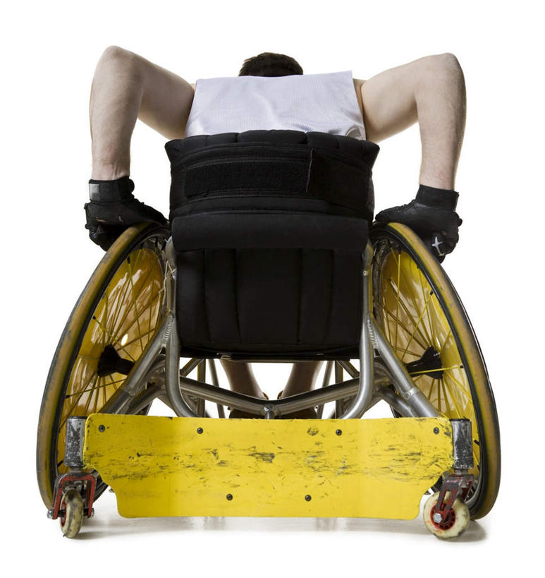 西方人,一个人,病人,运动员,坐,竖图,室内,白天,白色背景,运动服,欧洲,欧洲人,仅一个男性,仅一个人,一辆,握,服装,工具,仅一个年轻男性,背面,衣服,轮椅,复健,康复,器械,握着,摄影,服饰,影棚,医疗设备,衣着,穿着,病患,医疗器械,残疾,残疾人,医疗工具,伤残,辅助设备,残障,弱势群体,衣饰,男人,男性,年轻男性,白种人,患者,就医者,体育运动员,运动选手,坐着,彩图,全身,影棚拍摄,拍摄,运动装