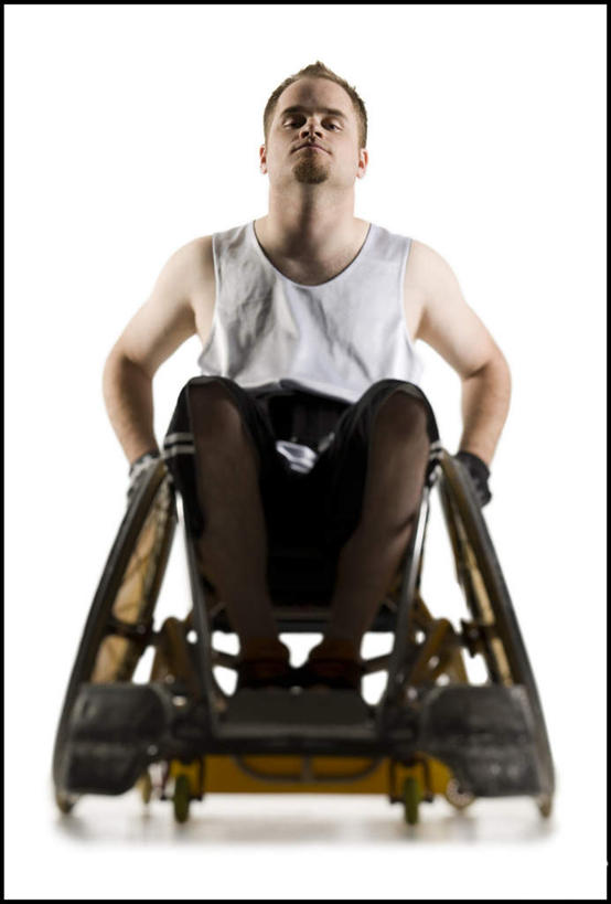 西方人,一个人,病人,运动员,坐,竖图,室内,白天,白色背景,正面,运动服,欧洲,欧洲人,仅一个男性,仅一个人,一辆,握,服装,工具,注视,仅一个年轻男性,衣服,轮椅,复健,观察,看,康复,器械,握着,摄影,服饰,影棚,观看,察看,医疗设备,衣着,穿着,关注,病患,医疗器械,残疾,残疾人,医疗工具,伤残,辅助设备,残障,弱势群体,衣饰,男人,男性,年轻男性,白种人,患者,就医者,体育运动员,运动选手,坐着,彩图,全身,影棚拍摄,拍摄,运动装