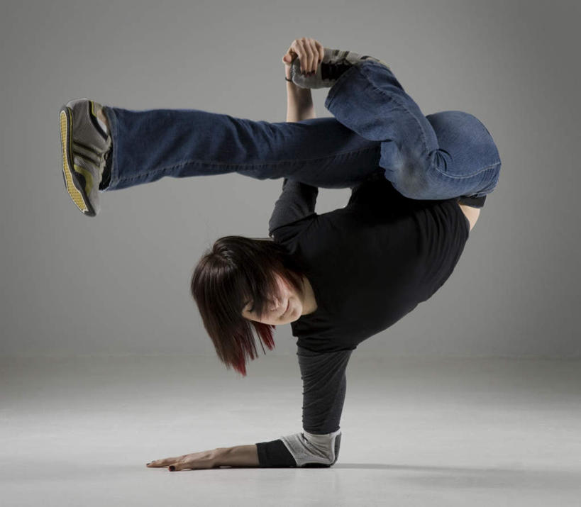 西方人,一个人,横图,室内,白天,正面,跳舞,欧洲,欧洲人,仅一个年轻女性,仅一个女性,仅一个人,撑,握,灰色背景,服装,注视,休闲装,衣服,观察,看,休闲,休闲服,握着,摄影,服饰,影棚,观看,察看,撑着,关注,舞姿,霹雳舞,年轻女性,女人,女性,白种人,彩图,全身,影棚拍摄,拍摄,舞蹈