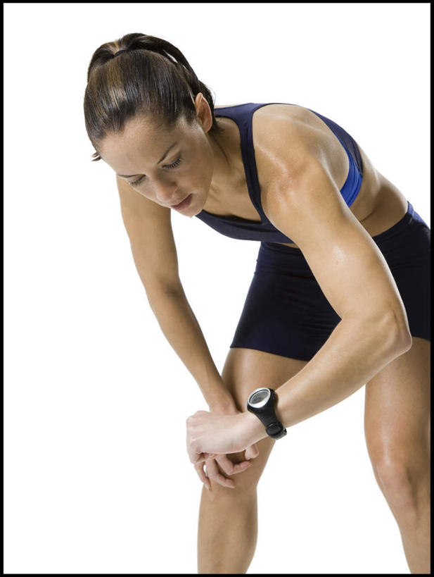 西方人,一个人,站,竖图,室内,白天,白色背景,正面,锻炼,运动,欧洲,欧洲人,仅一个女性,仅一个人,撑,弯腰,服装,时间,背心,时钟,手表,计时,注视,衣服,蓝色,钟表,观察,看,站着,仅一个中年女性,表,摄影,服饰,影棚,观看,腕表,察看,撑着,衣着,穿着,关注,弯身,衣饰,体育,女人,女性,中年女性,白种人,钟,站立,半身,彩图,影棚拍摄,健身,拍摄