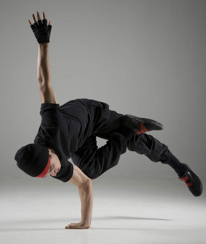 西方人,一个人,伸展双臂,竖图,室内,白天,白色背景,正面,跳舞,帽子,欧洲,欧洲人,仅一个男性,仅一个人,撑,阴影,服装,反射,影子,注视,休闲装,仅一个年轻男性,衣服,观察,看,休闲,休闲服,摄影,服饰,影棚,观看,街舞,察看,撑着,嘻哈,关注,舞姿,棉帽,男人,男性,年轻男性,白种人,敞开双臂,伸开双臂,展开双肩,张开手臂,张开双臂,彩图,全身,影棚拍摄,拍摄,舞蹈