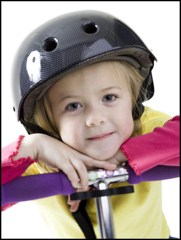 西方人,儿童,一个人,笑,微笑,竖图,室内,白天,白色背景,正面,锻炼,纯洁,运动,帽子,欧洲,欧洲人,仅一个女性,仅一个人,一辆,服装,头盔,注视,休闲装,极限运动,小孩,衣服,安全帽,观察,看,趴着,仅一个小孩,休闲,休闲服,滑板车,可爱,童年,童趣,摄影,服饰,影棚,滑板,观看,察看,关注,童真,烂漫,无邪,体育,天真,女孩,女人,女性,白种人,孩子,趴,半身,彩图,影棚拍摄,健身,拍摄,滑板运动,女生