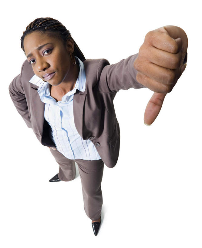 西方人,一个人,商务人士,商务女性,站,举,竖图,俯视,室内,白天,白色背景,欧洲,非洲,黑人,欧洲人,仅一个年轻女性,仅一个女性,仅一个人,套装,注视,手叉腰,叉腰,观察,看,手势,托,站着,竖,摄影,影棚,观看,翘,察看,鄙视,关注,商务装,工薪阶层,藐视,讽刺,蔑视,嘲笑,朝下,年轻女性,女人,女性,非洲人,大拇指,白领,上班族,举起,举手,举着,抬头,向上举,向上伸,向上托,仰头,站立,彩图,高角度拍摄,全身,影棚拍摄,拍摄,向下