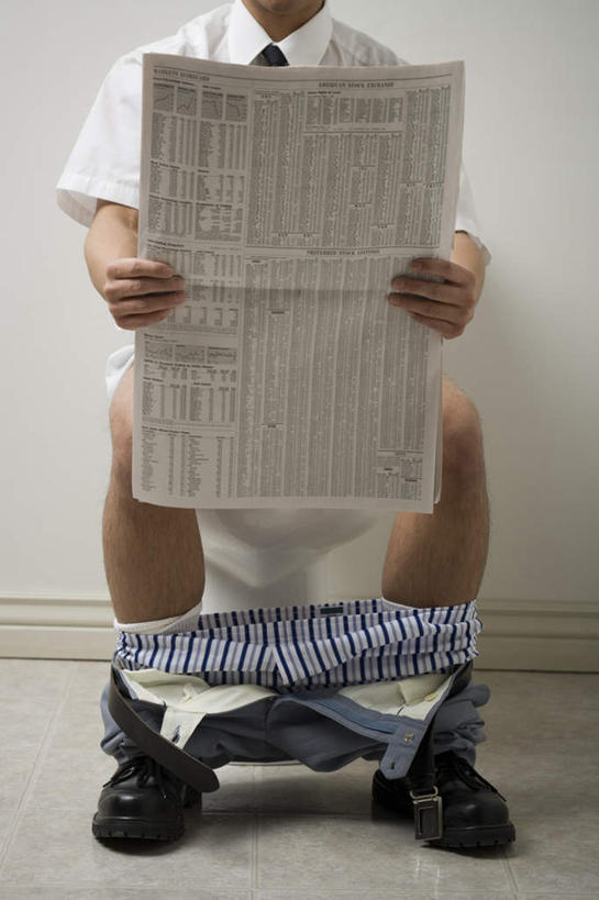 东方人,一个人,坐,竖图,室内,白天,白色背景,正面,阅读,生活用品,卫生间,洗手间,报纸,亚洲,仅一个男性,仅一个人,握,学习,服装,裤子,马桶,墙,拿,拿着,黄种人,墙壁,墙面,仅一个年轻男性,衣服,看,浏览,握着,摄影,服饰,座便器,影棚,衣着,穿着,卫浴,大便,子孙桶,衣饰,排便,男人,男性,年轻男性,亚洲人,厕所,坐着,半身,彩图,影棚拍摄,拍摄,排粪