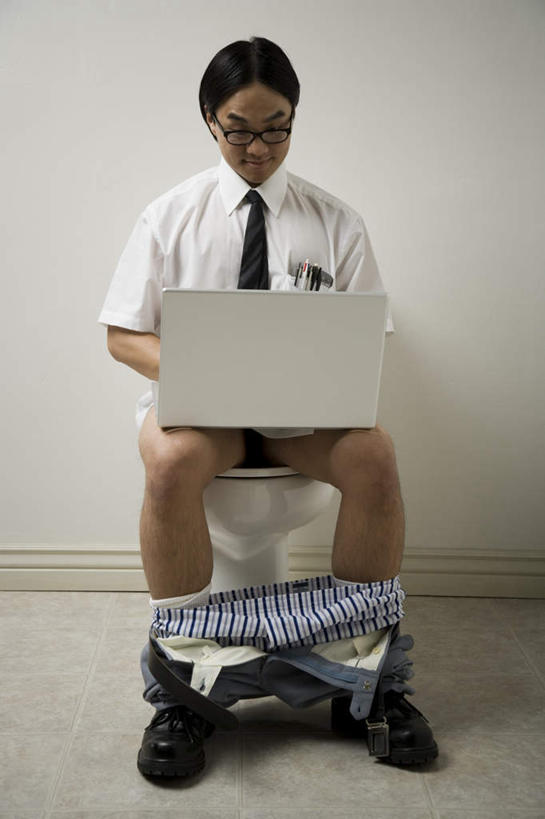 东方人,一个人,坐,竖图,室内,白天,白色背景,正面,制服,电脑,笔记本电脑,生活用品,卫生间,洗手间,亚洲,仅一个男性,仅一个人,敲打,服装,网络,眼镜,马桶,墙,领带,注视,黄种人,输入,通讯设备,墙壁,墙面,仅一个年轻男性,衣服,打字,观察,看,校服,摄影,服饰,座便器,影棚,观看,点击,一台,敲击,察看,无线,象征,衣着,庄重,穿着,关注,通信设备,身份,无线网络,卫浴,近视眼镜,无线上网,便携式电脑,大便,学生服,正式,地位,子孙桶,衣饰,排便,按键,手提电脑,男人,男性,年轻男性,亚洲人,厕所,坐着,彩图,全身,影棚拍摄,拍摄,排粪