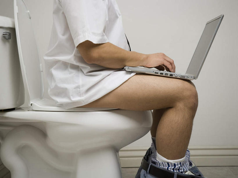 东方人,一个人,坐,横图,室内,白天,白色背景,侧面,制服,电脑,笔记本电脑,生活用品,卫生间,洗手间,亚洲,仅一个男性,仅一个人,敲打,服装,网络,马桶,墙,领带,黄种人,输入,通讯设备,墙壁,墙面,仅一个年轻男性,衣服,打字,校服,摄影,服饰,座便器,影棚,点击,一台,敲击,无线,象征,衣着,庄重,穿着,通信设备,身份,无线网络,卫浴,无线上网,便携式电脑,大便,学生服,正式,地位,子孙桶,衣饰,排便,按键,手提电脑,男人,男性,年轻男性,亚洲人,厕所,坐着,半身,彩图,影棚拍摄,拍摄,排粪