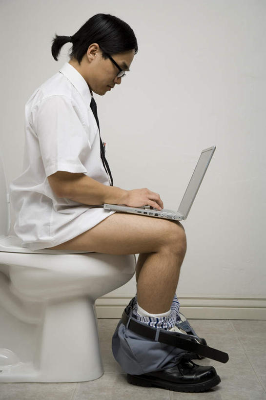 东方人,一个人,坐,竖图,室内,白天,白色背景,侧面,制服,电脑,笔记本电脑,生活用品,卫生间,洗手间,亚洲,仅一个男性,仅一个人,敲打,服装,网络,眼镜,马桶,墙,领带,注视,黄种人,输入,通讯设备,墙壁,墙面,仅一个年轻男性,衣服,打字,观察,看,校服,摄影,服饰,座便器,影棚,观看,点击,一台,敲击,察看,无线,象征,衣着,庄重,穿着,关注,通信设备,身份,无线网络,卫浴,近视眼镜,无线上网,便携式电脑,大便,学生服,正式,地位,子孙桶,衣饰,排便,按键,手提电脑,男人,男性,年轻男性,亚洲人,厕所,坐着,彩图,全身,影棚拍摄,拍摄,排粪