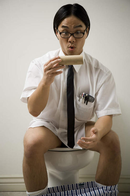 东方人,一个人,坐,竖图,室内,白天,白色背景,正面,制服,生活用品,卫生间,洗手间,亚洲,仅一个男性,仅一个人,握,服装,惊讶,眼镜,纸,马桶,墙,领带,拿,拿着,注视,黄种人,墙壁,墙面,仅一个年轻男性,衣服,纸巾,日用品,观察,看,校服,握着,摄影,服饰,座便器,影棚,卫生纸,观看,惊奇,察看,象征,衣着,庄重,穿着,关注,身份,卫浴,近视眼镜,大便,学生服,正式,地位,子孙桶,诧异,衣饰,排便,生活用纸,男人,男性,年轻男性,亚洲人,厕所,坐着,半身,彩图,影棚拍摄,拍摄,排粪