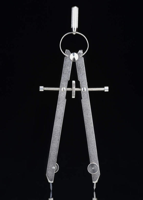 无人,竖图,俯视,室内,特写,白天,静物,阴影,黑色背景,反射,测量,工具,影子,刻度,一个,尺,圆规,角度,摄影,影棚,单个,测量工具,尺子,衡量,绘图,比例,测绘,量具,量仪,标度,画图工具,彩图,高角度拍摄,影棚拍摄,拍摄