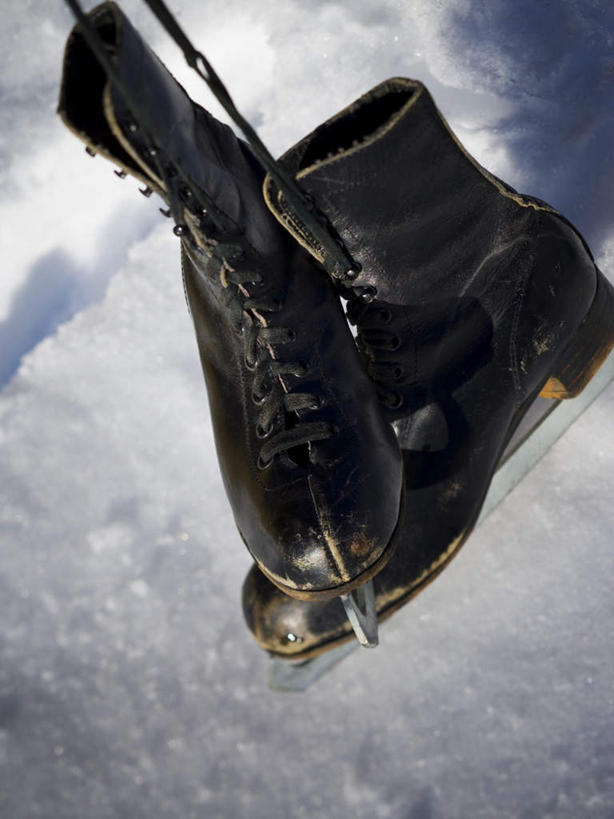 无人,竖图,俯视,室外,特写,白天,雪,大雪,一双,阴影,光线,影子,积雪,雪景,冬季,冬天,运动器械,黑色,阳光,健身器械,寒冷,滑雪鞋,冰冷,健身器材,滑雪装备,严寒,冰凉,酷寒,凛冽,凛凛,极冷,彩图,高角度拍摄,运动器材