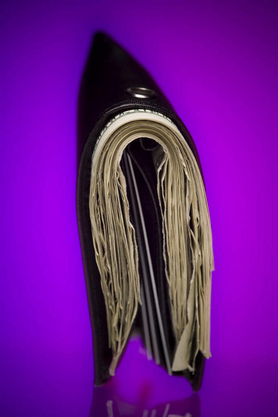 无人,竖图,室内,特写,白天,正面,钱,美元,静物,阴影,紫色背景,反射,钱币,影子,美金,一个,钞票,金融,纸币,摄影,皮夹子,钱包,影棚,经济,单个,零钱包,皮夹,美圆,流通,纸钞,贸易,货币,现金,彩图,影棚拍摄,拍摄