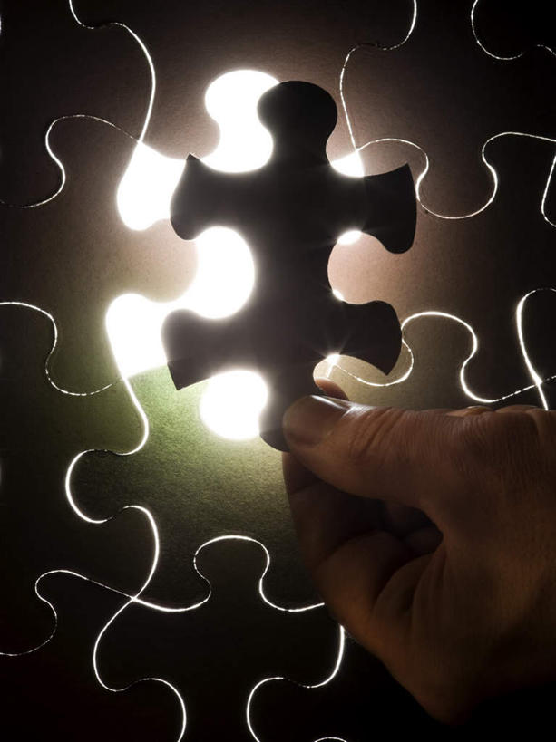 西方人,手,一个人,竖图,室内,特写,白天,正面,游戏,成功,合作,团队,集体,信心,拼图,欧洲,欧洲人,仅一个男性,仅一个人,连接,握,阴影,组合,反射,影子,拿,玩,拿着,娱乐,队伍,仅一个年轻男性,休闲,手部,握着,活动,单手,链接,成就,发泄,消遣,智力,拼接,拼凑,智力游戏,合伙,宣泄,拼合,凑集,聚合,撮合,链结,趣味,策略,男人,男性,年轻男性,白种人,玩耍,嬉戏,半身,彩图