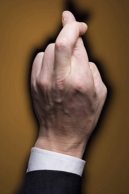 西方人,手,中指,一个人,商务人士,商务男性,交叉,竖图,室内,特写,白天,正面,衬衫,欧洲,欧洲人,仅一个男性,仅一个人,套装,曲折,仅一个年轻男性,祈祷,手势,手部,摄影,影棚,期待,单手,虚假,誓言,食指,亲近,商务装,工薪阶层,祝愿,期盼,邪恶,结束,终结,完成,赌咒,撒谎,欺骗,谎言,隐瞒,相交,交集,幸运,男人,男性,年轻男性,白种人,白领,上班族,半身,彩图,影棚拍摄,衬衣,拍摄