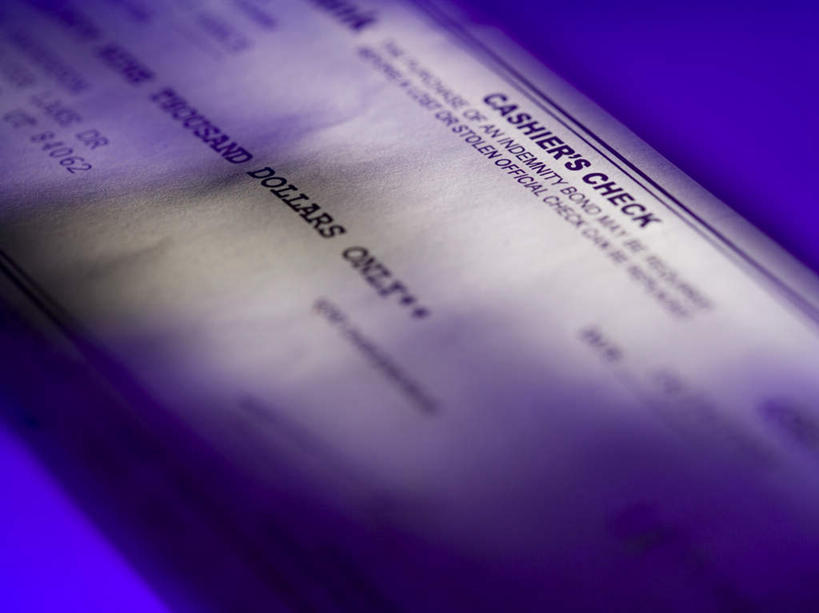 无人,横图,俯视,室内,特写,白天,静物,阴影,蓝色背景,朦胧,模糊,反射,英文,标志,文字,影子,字符,字母,标识,黑色,金融,摄影,影棚,经济,英文字母,支票,单据,票据,单子,流通,贸易,彩图,高角度拍摄,影棚拍摄,拍摄