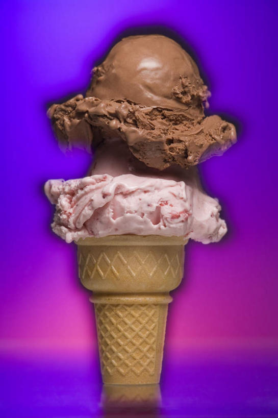 无人,竖图,室内,特写,白天,正面,冰激凌,清凉,一个,冷饮,舒服,冰淇淋,摄影,影棚,单个,解暑,解渴,雪糕,华夫饼,舒爽,窝夫,格子饼,华夫,格仔饼,压花蛋饼,冰糕,消暑,巧克力冰淇淋,彩图,影棚拍摄,拍摄