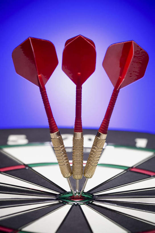 无人,竖图,室内,特写,白天,正面,成功,胜利,静物,一排,蓝色背景,整齐,飞镖,排列,三个,红色,摄影,影棚,靶心,队列,瞄准,镖针,飞镖运动,彩图,影棚拍摄,拍摄