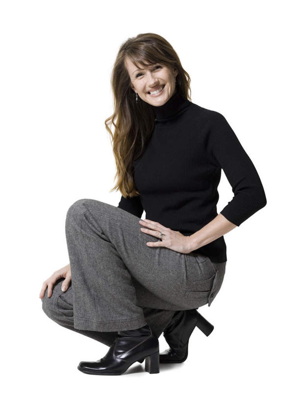 西方人,一个人,蹲,笑,微笑,露齿笑,竖图,室内,白天,白色背景,侧面,毛衣,欧洲,欧洲人,仅一个女性,仅一个人,注视,黑色,观察,看,仅一个中年女性,摄影,影棚,观看,察看,关注,线衫,女人,女性,中年女性,白种人,蹲着,彩图,全身,影棚拍摄,绒衣,套衫,套头毛衣,线衣,拍摄