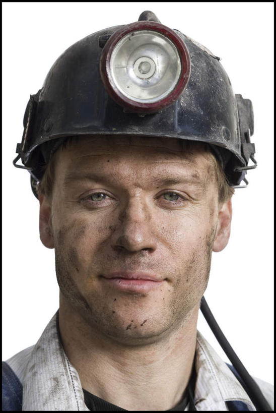 西方人,脸,头,脸颊,脖子,一个人,笑,微笑,竖图,室内,特写,白天,白色背景,正面,工作服,制服,帽子,照明,欧洲,欧洲人,仅一个男性,仅一个人,头盔,灯光,注视,肩膀,灯,仅一个年轻男性,安全帽,灯具,观察,看,摄影,肮脏,影棚,观看,照亮,察看,照明设备,关注,邋遢,工作制服,龌龊,污秽,安全灯,戴维灯,头戴安全灯,男人,男性,年轻男性,白种人,头部,脖,颈,颈部,脸部,脸蛋,面部,半身,彩图,影棚拍摄,工作套服,拍摄