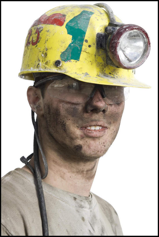 西方人,脸,头,脸颊,脖子,一个人,笑,微笑,竖图,室内,特写,白天,白色背景,正面,工作服,制服,帽子,照明,欧洲,欧洲人,仅一个男性,仅一个人,头盔,灯光,注视,肩膀,灯,仅一个年轻男性,黄色,安全帽,灯具,观察,看,摄影,肮脏,影棚,观看,照亮,察看,照明设备,关注,邋遢,工作制服,龌龊,污秽,安全灯,戴维灯,头戴安全灯,男人,男性,年轻男性,白种人,头部,脖,颈,颈部,脸部,脸蛋,面部,半身,彩图,影棚拍摄,工作套服,拍摄