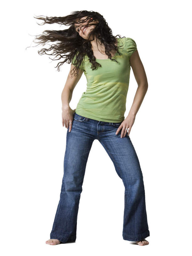 西方人,一个人,站,笑,微笑,竖图,室内,白天,白色背景,正面,欧洲,欧洲人,仅一个年轻女性,仅一个女性,仅一个人,服装,裤子,牛仔裤,休闲装,旋转,衣服,绿色,站着,休闲,休闲服,摄影,服饰,影棚,扭转,年轻女性,女人,女性,白种人,站立,彩图,全身,影棚拍摄,拍摄