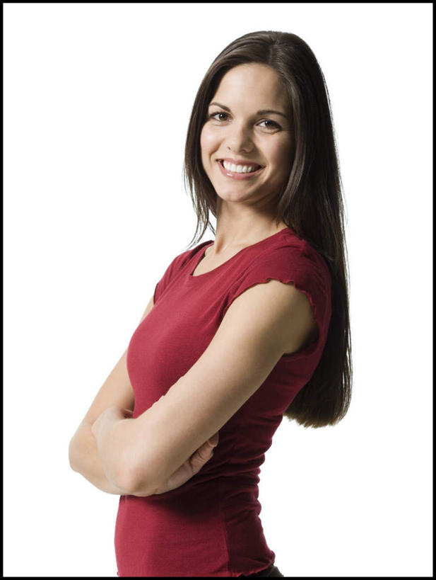 西方人,一个人,站,笑,双手交叉,微笑,露齿笑,竖图,室内,白天,白色背景,侧面,欧洲,欧洲人,仅一个年轻女性,仅一个女性,仅一个人,服装,扭头,注视,休闲装,衣服,红色,观察,看,站着,转头,休闲,休闲服,摄影,服饰,影棚,观看,察看,双手抱胸,关注,年轻女性,女人,女性,白种人,站立,半身,彩图,影棚拍摄,拍摄