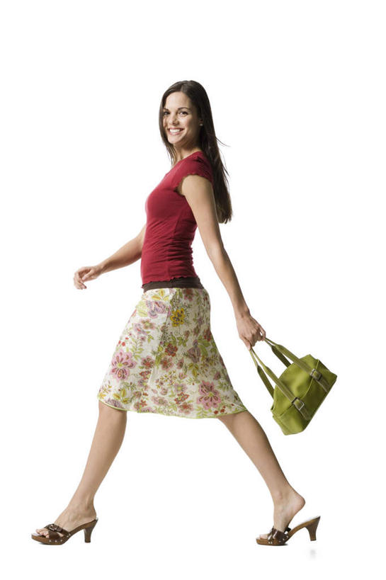 西方人,一个人,走,笑,微笑,露齿笑,竖图,室内,白天,白色背景,侧面,裙子,欧洲,欧洲人,仅一个年轻女性,仅一个女性,仅一个人,握,服装,包,皮包,拿,拿着,扭头,注视,休闲装,长裙,衣服,红色,绿色,观察,看,转头,休闲,休闲服,握着,摄影,服饰,影棚,观看,半身裙,单肩包,察看,关注,年轻女性,女人,女性,白种人,步行,散步,走路,彩图,全身,影棚拍摄,拍摄