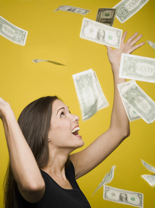 西方人,一个人,站,投,举,笑,微笑,露齿笑,竖图,室内,白天,侧面,钱,美元,欧洲,欧洲人,仅一个年轻女性,仅一个女性,仅一个人,许多,黄色背景,服装,钱币,很多,美金,注视,休闲装,衣服,黑色,观察,看,托,站着,休闲,休闲服,钞票,金融,纸币,摄影,服饰,影棚,经济,观看,察看,关注,下降,美圆,降落,流通,纸钞,贸易,降低,下跌,下落,货币,现金,年轻女性,女人,女性,白种人,举起,举手,举着,抛,扔,撒,抬头,向上举,向上伸,向上托,仰头,站立,掷,半身,彩图,影棚拍摄,拍摄