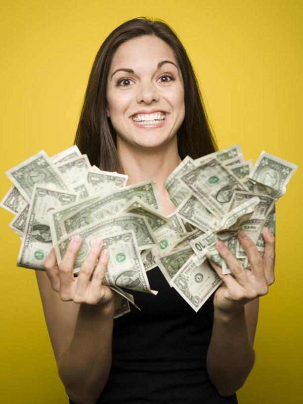 西方人,一个人,站,笑,微笑,露齿笑,竖图,室内,白天,正面,钱,美元,欧洲,欧洲人,仅一个年轻女性,仅一个女性,仅一个人,许多,握,黄色背景,服装,钱币,很多,美金,拿,拿着,注视,休闲装,衣服,黑色,观察,看,站着,休闲,休闲服,握着,钞票,金融,纸币,摄影,服饰,影棚,经济,观看,察看,关注,美圆,流通,纸钞,贸易,货币,现金,年轻女性,女人,女性,白种人,站立,半身,彩图,影棚拍摄,拍摄