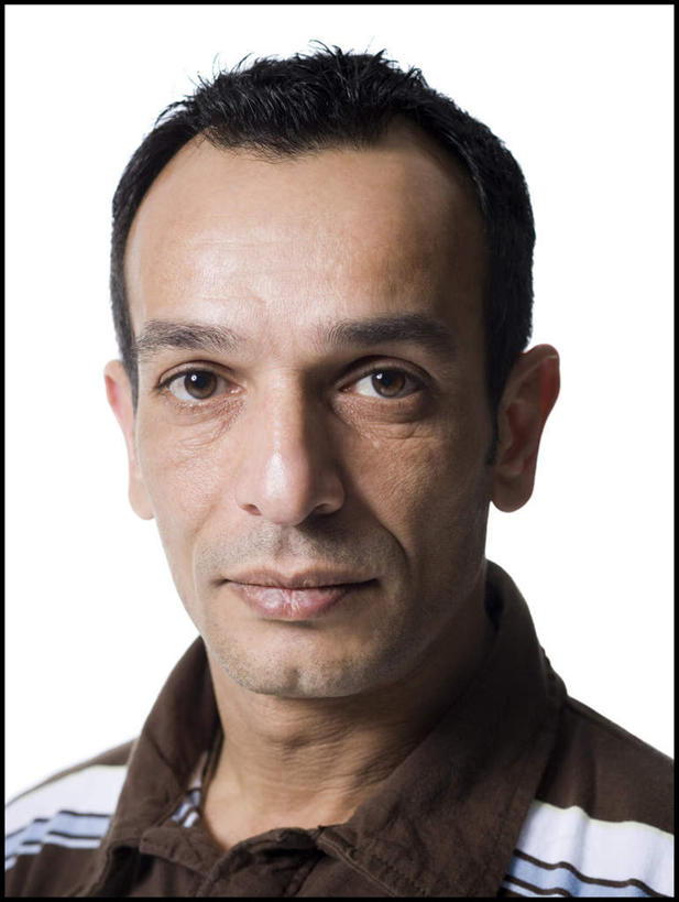 西方人,脸,头,脸颊,脖子,头发,一个人,笑,微笑,竖图,室内,特写,白天,白色背景,正面,欧洲,欧洲人,仅一个男性,仅一个人,仅一个中年男性,服装,注视,休闲装,肩膀,衣服,黑色,观察,看,休闲,休闲服,摄影,服饰,影棚,观看,察看,关注,男人,男性,中年男性,白种人,头部,直发,脖,颈,颈部,脸部,脸蛋,面部,半身,彩图,影棚拍摄,拍摄,短发