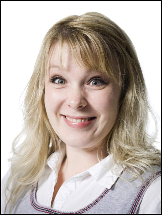 西方人,脸,头,脸颊,头发,一个人,笑,微笑,露齿笑,竖图,室内,特写,白天,白色背景,正面,欧洲,欧洲人,仅一个女性,仅一个人,服装,注视,休闲装,衣服,黄色,观察,看,仅一个中年女性,休闲,休闲服,摄影,服饰,影棚,观看,察看,关注,女人,女性,中年女性,白种人,头部,长发,卷发,脸部,脸蛋,面部,半身,彩图,影棚拍摄,拍摄