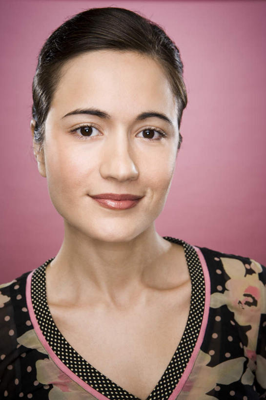 西方人,脸,头,脸颊,脖子,一个人,笑,微笑,竖图,室内,特写,白天,正面,欧洲,欧洲人,仅一个年轻女性,仅一个女性,仅一个人,粉色背景,服装,注视,休闲装,肩膀,衣服,观察,看,休闲,休闲服,摄影,服饰,影棚,观看,察看,关注,年轻女性,女人,女性,白种人,头部,脖,颈,颈部,脸部,脸蛋,面部,半身,彩图,影棚拍摄,拍摄