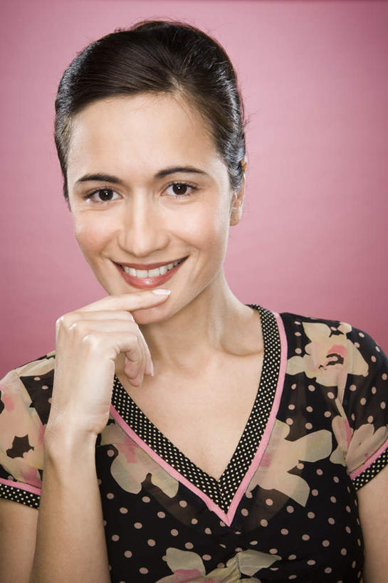 西方人,脸,头,脸颊,脖子,手,一个人,笑,微笑,露齿笑,竖图,室内,特写,白天,正面,欧洲,欧洲人,仅一个年轻女性,仅一个女性,仅一个人,撑,粉色背景,服装,托腮,注视,休闲装,肩膀,衣服,观察,看,托,休闲,手部,休闲服,摄影,服饰,影棚,观看,单手,察看,关注,托下巴,年轻女性,女人,女性,白种人,头部,脖,颈,颈部,脸部,脸蛋,面部,半身,彩图,影棚拍摄,拍摄