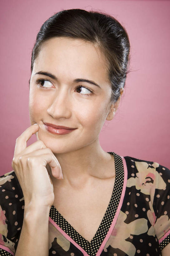 西方人,脸,头,脸颊,脖子,手,一个人,笑,微笑,竖图,室内,特写,白天,正面,欧洲,欧洲人,仅一个年轻女性,仅一个女性,仅一个人,撑,粉色背景,服装,托腮,注视,休闲装,肩膀,衣服,观察,看,托,休闲,手部,休闲服,摄影,服饰,影棚,观看,单手,察看,关注,托下巴,年轻女性,女人,女性,白种人,头部,脖,颈,颈部,脸部,脸蛋,面部,半身,彩图,影棚拍摄,拍摄