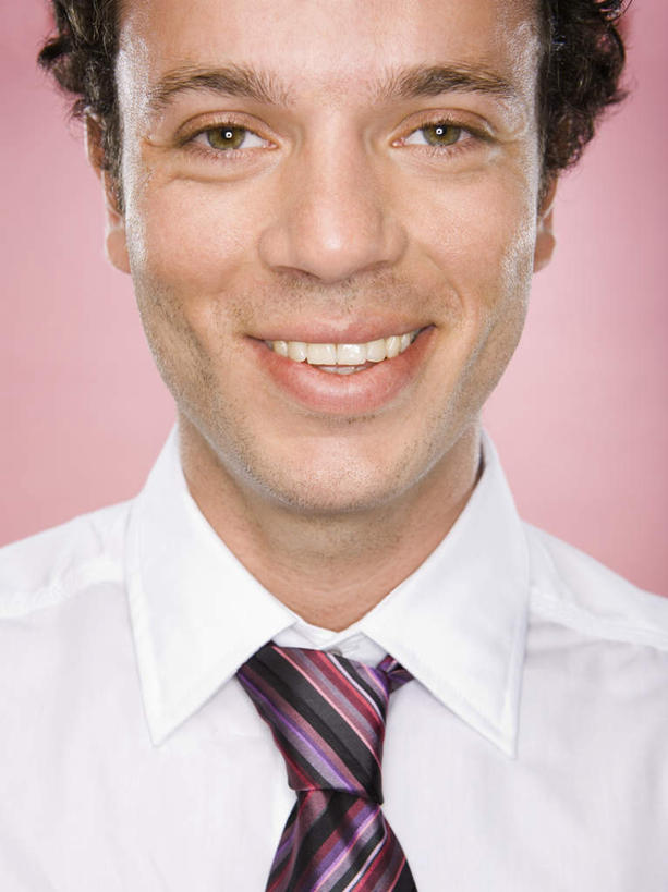 西方人,脸,头,脸颊,脖子,一个人,商务人士,商务男性,站,笑,微笑,露齿笑,竖图,室内,特写,白天,正面,衬衫,欧洲,欧洲人,仅一个男性,仅一个人,粉色背景,套装,领带,注视,肩膀,仅一个年轻男性,观察,看,站着,摄影,影棚,观看,察看,象征,庄重,关注,商务装,身份,工薪阶层,正式,地位,男人,男性,年轻男性,白种人,头部,脖,颈,颈部,脸部,脸蛋,面部,白领,上班族,站立,半身,彩图,影棚拍摄,衬衣,拍摄