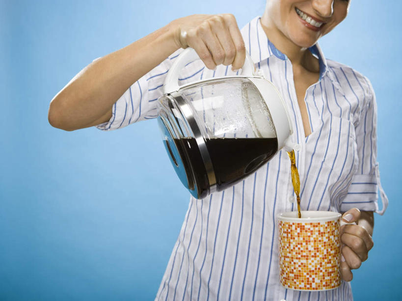 咖啡,西方人,一个人,站,笑,微笑,露齿笑,横图,室内,白天,正面,幸福,杯子,欧洲,欧洲人,仅一个年轻女性,仅一个女性,仅一个人,倒,握,蓝色背景,服装,壶,陶瓷,陶瓷制品,拿,拿着,休闲装,娱乐,水壶,饮料,一个,衣服,茶壶,马克杯,容器,水杯,站着,享受,休闲,温馨,休闲服,放松,乐趣,握着,摄影,服饰,影棚,单个,提神,舒适,醒脑,软饮料,年轻女性,女人,女性,白种人,站立,半身,彩图,影棚拍摄,拍摄