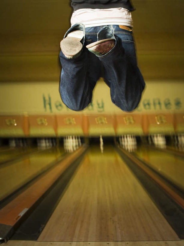 西方人,一个人,跳,竖图,室内,白天,地板,鞋子,欧洲,欧洲人,仅一个男性,仅一个人,服装,裤子,朦胧,模糊,保龄球馆,地面,半空,牛仔裤,休闲装,球道,木地板,仅一个年轻男性,背面,衣服,休闲,休闲服,服饰,休闲鞋,板鞋,球馆,保龄球道,男人,男性,年轻男性,白种人,跳跃,半身,彩图