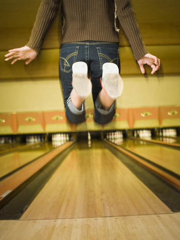 西方人,一个人,跳,竖图,室内,白天,地板,鞋子,欧洲,欧洲人,仅一个男性,仅一个人,服装,裤子,朦胧,模糊,保龄球馆,地面,半空,牛仔裤,休闲装,球道,木地板,仅一个年轻男性,背面,衣服,休闲,休闲服,服饰,休闲鞋,板鞋,球馆,保龄球道,男人,男性,年轻男性,白种人,跳跃,半身,彩图